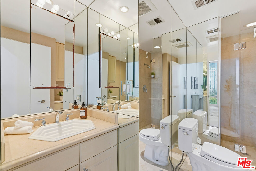 1333 S Beverly Glen Blvd Unit: 902