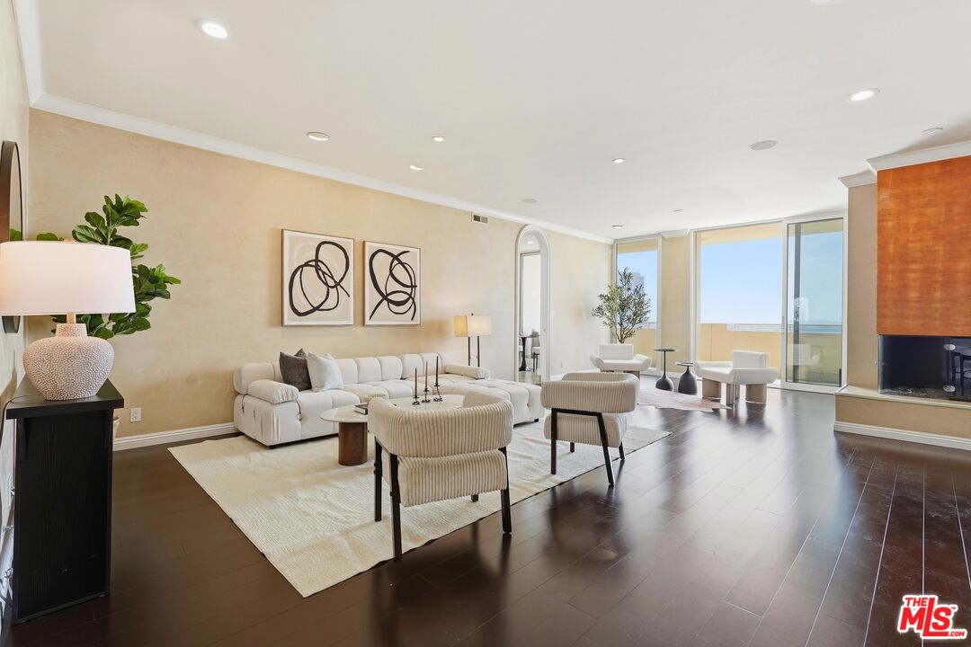 1333 S Beverly Glen Blvd Unit: 902