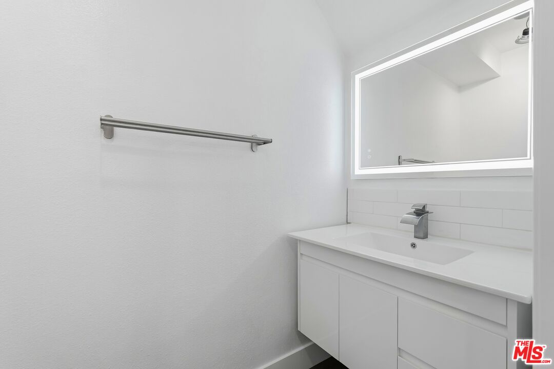 1120 Irolo St Unit: 102