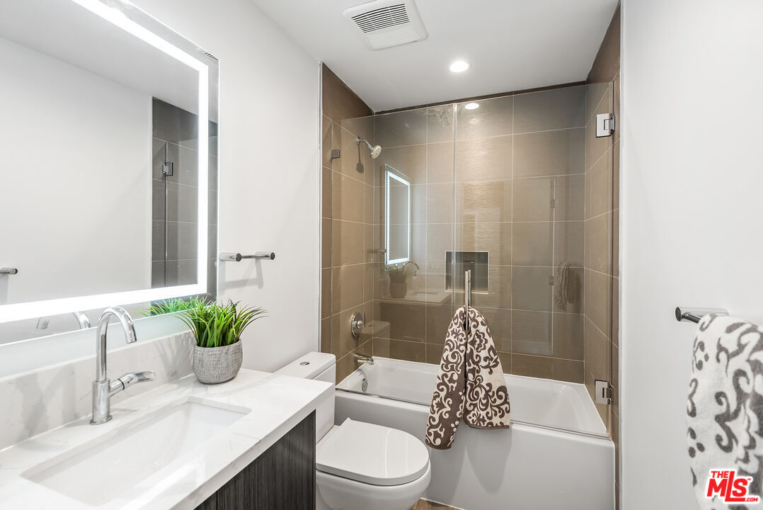 1906 Overland Ave Unit: 204