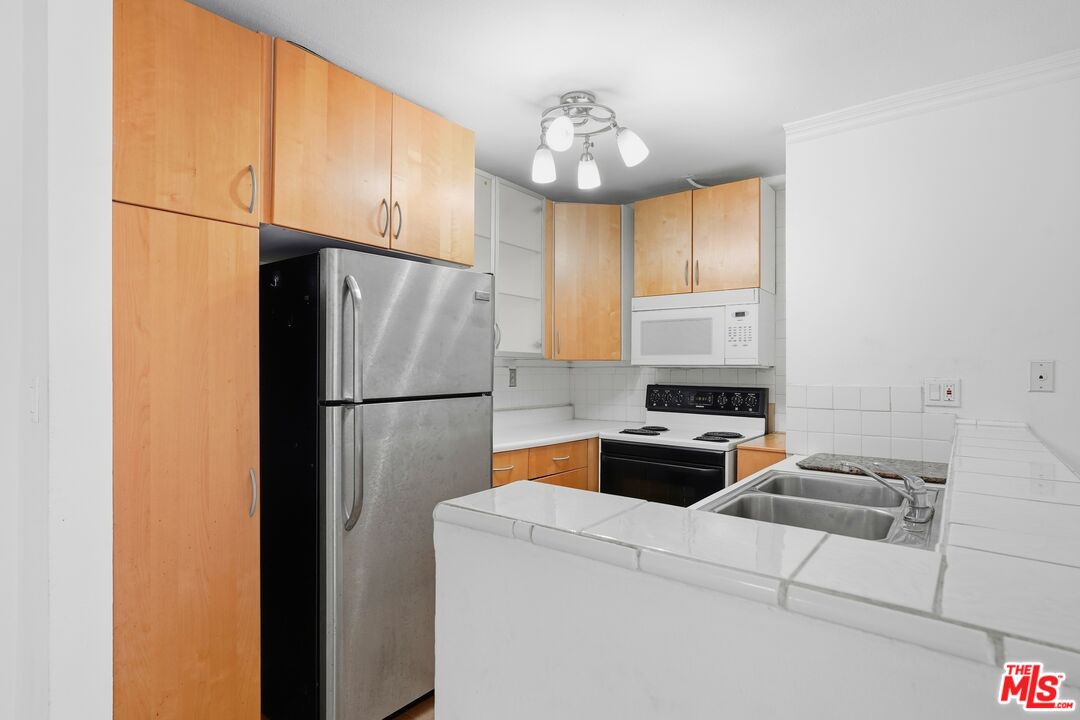 1885 Veteran Ave Unit: 102
