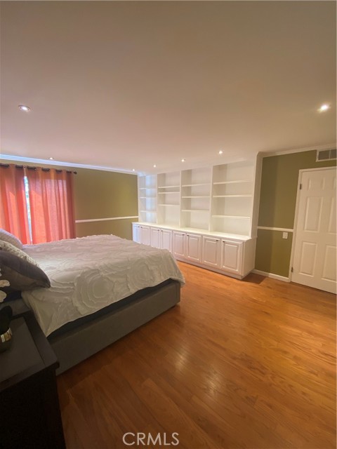 1887 Greenfield AVE Unit: 205