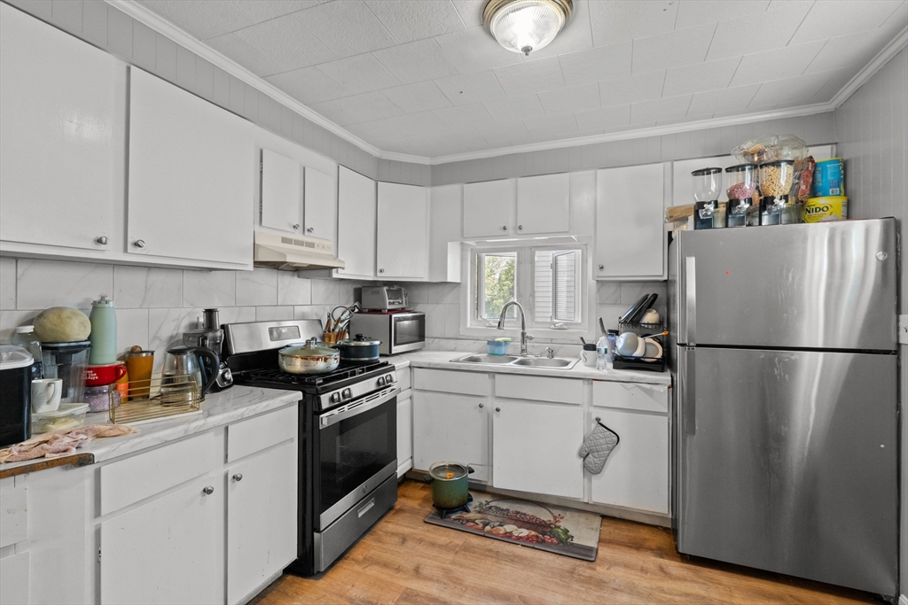 554 Third St