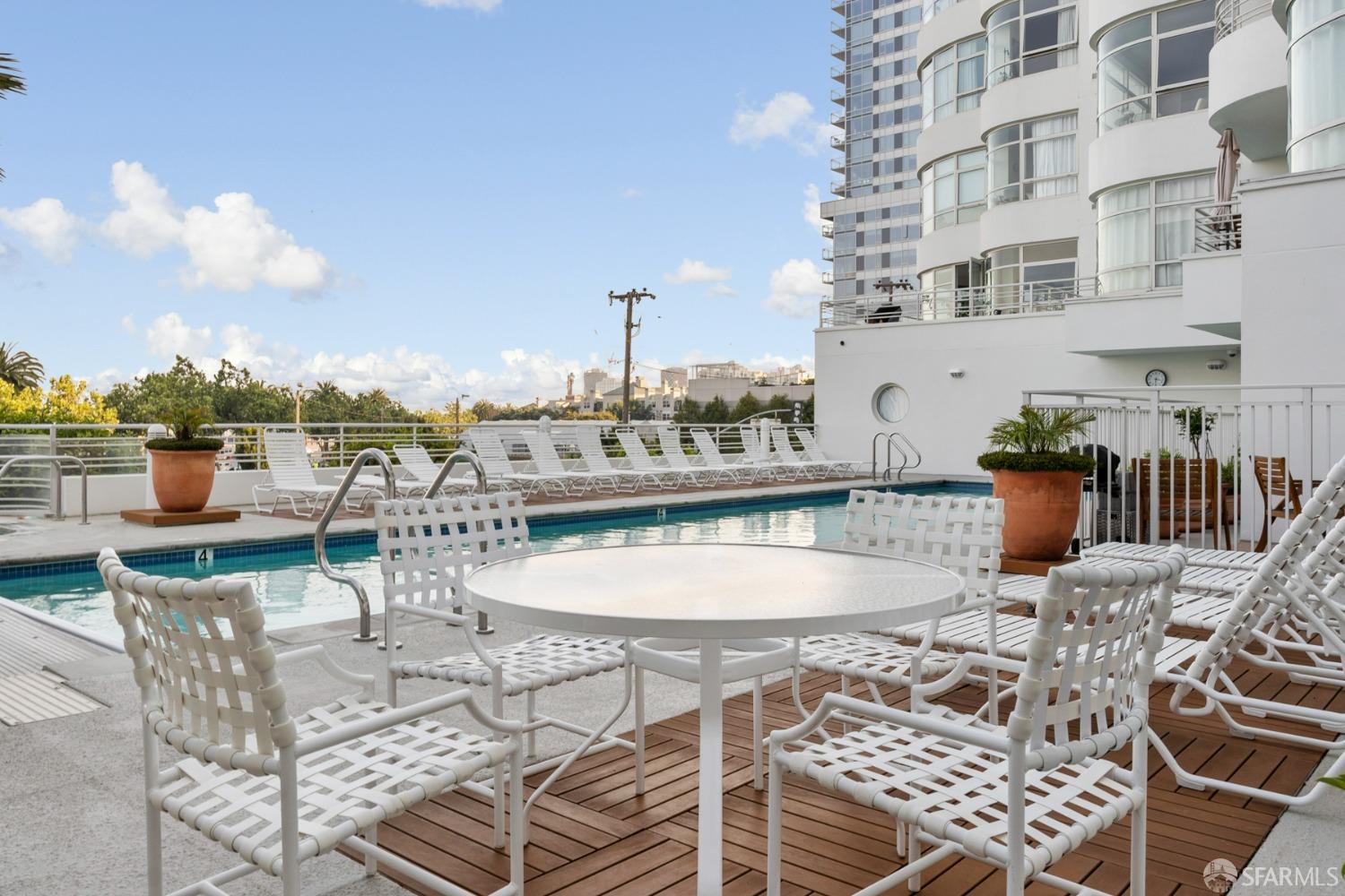 403 Main Street # 512N