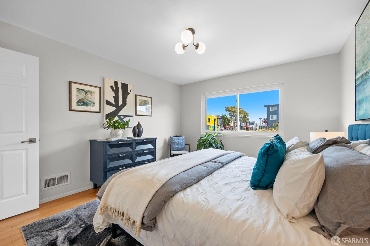 932 Esmeralda Avenue