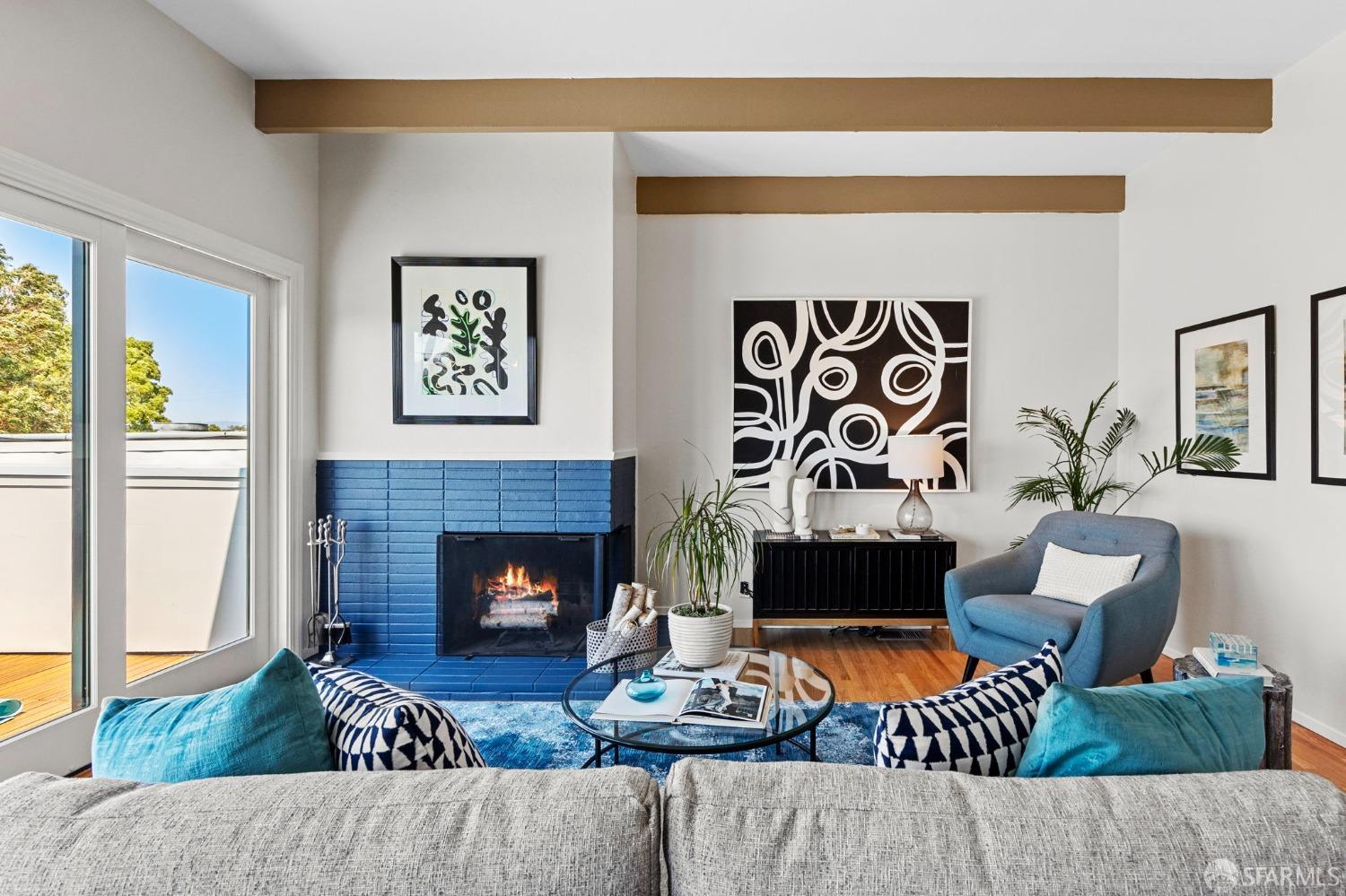 932 Esmeralda Avenue