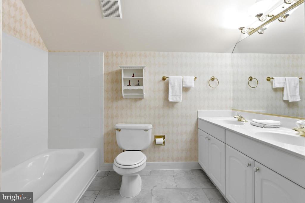 2 CROSSCUT COURT