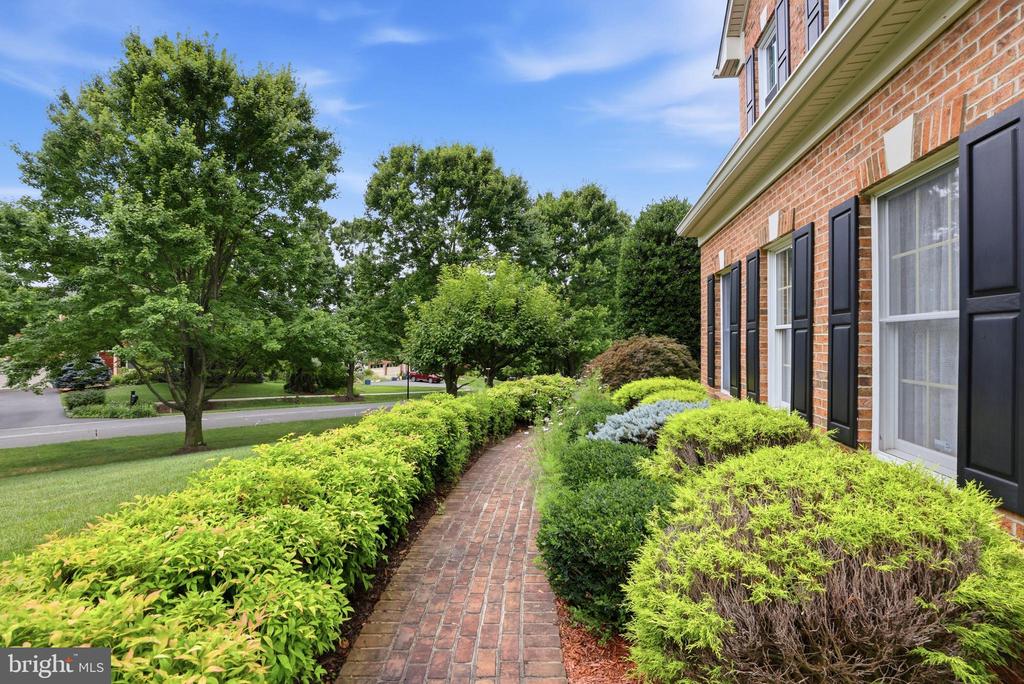 2 CROSSCUT COURT