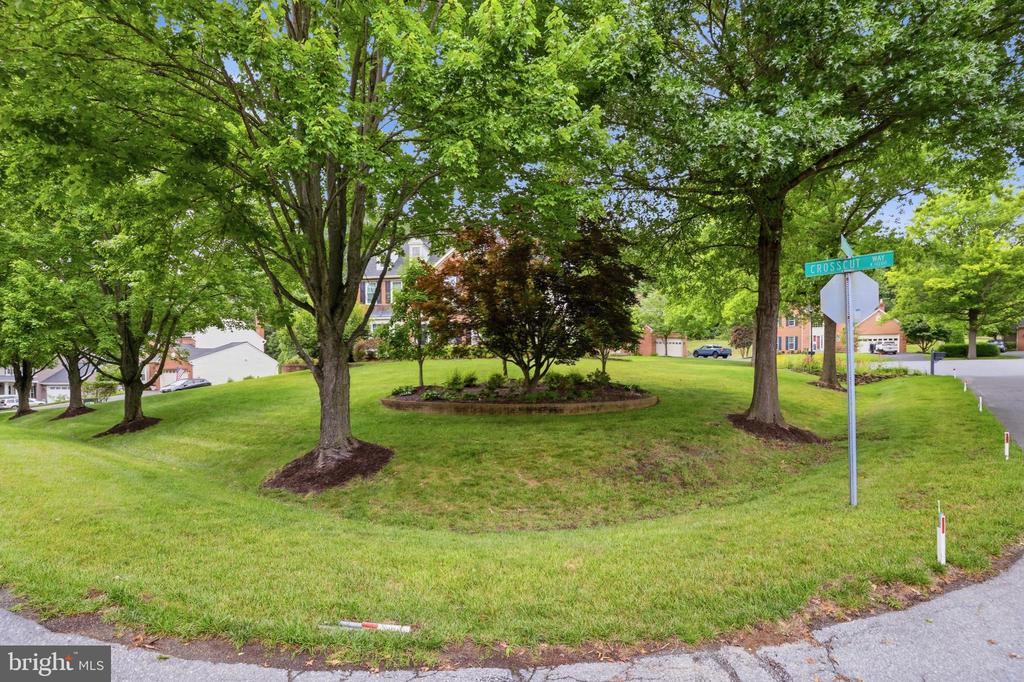 2 CROSSCUT COURT