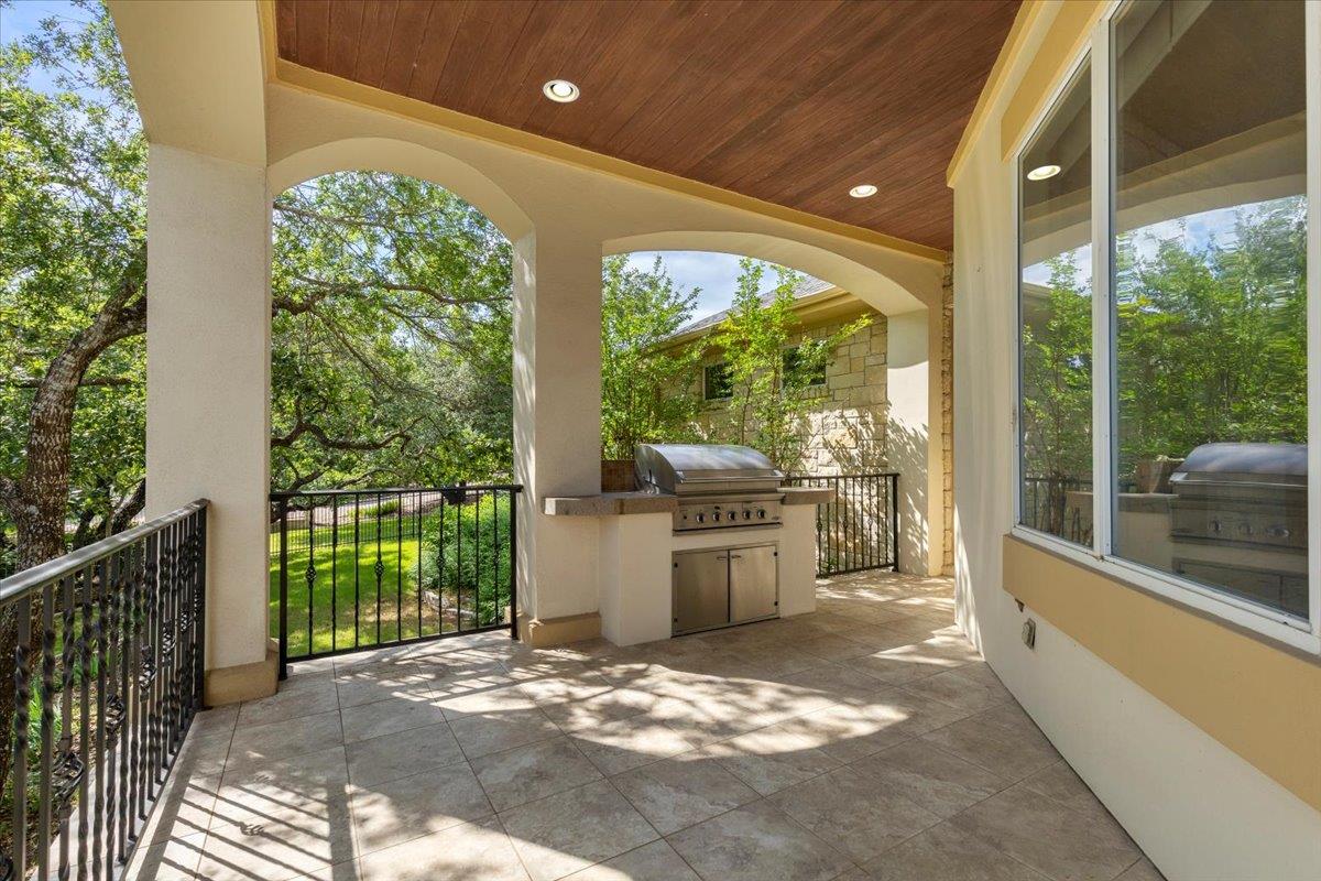 8600 Bluegrass DR