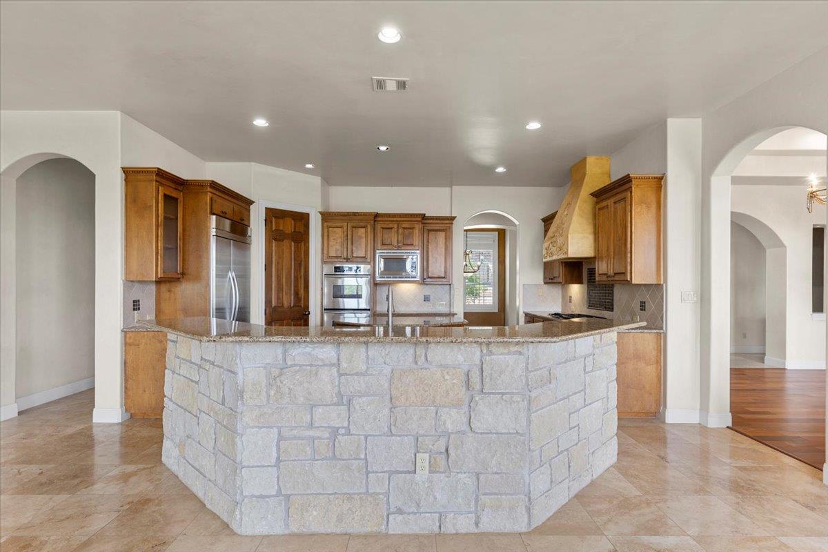 8600 Bluegrass DR