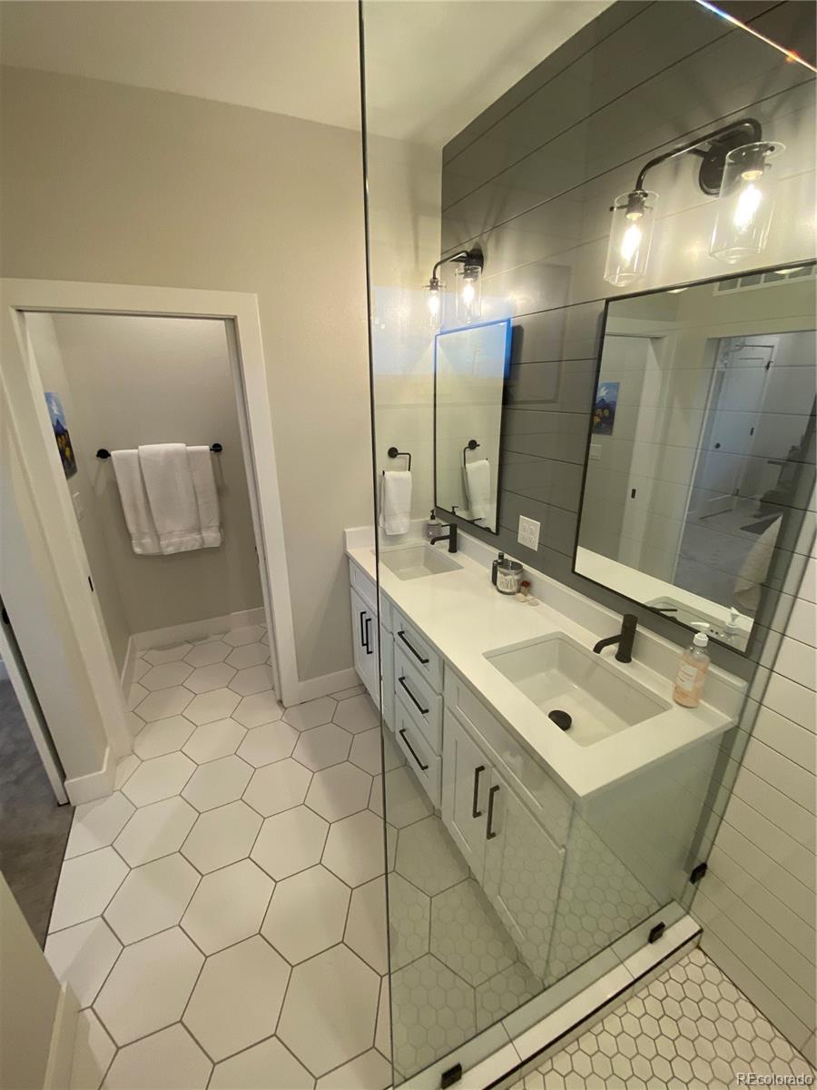 2466 S Delaware Street Unit: 4