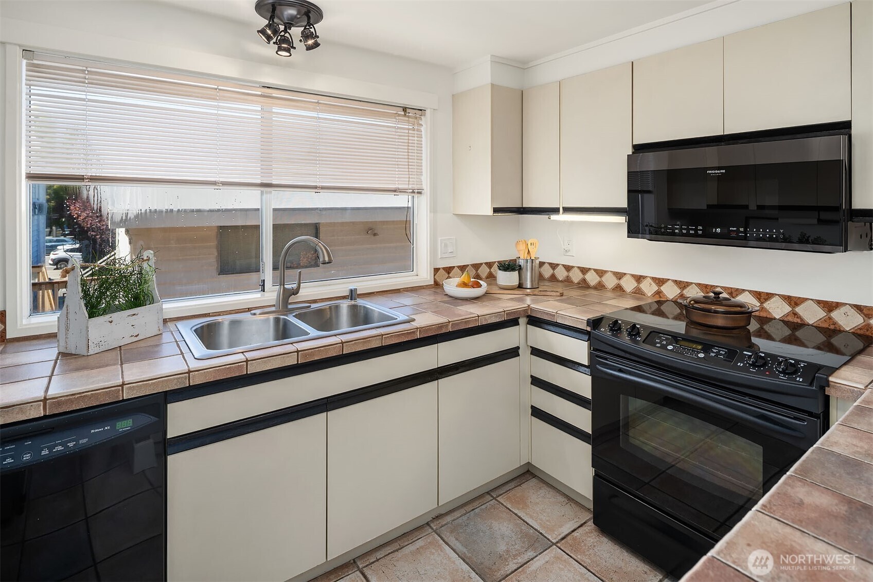611 Bell Street Unit: 1