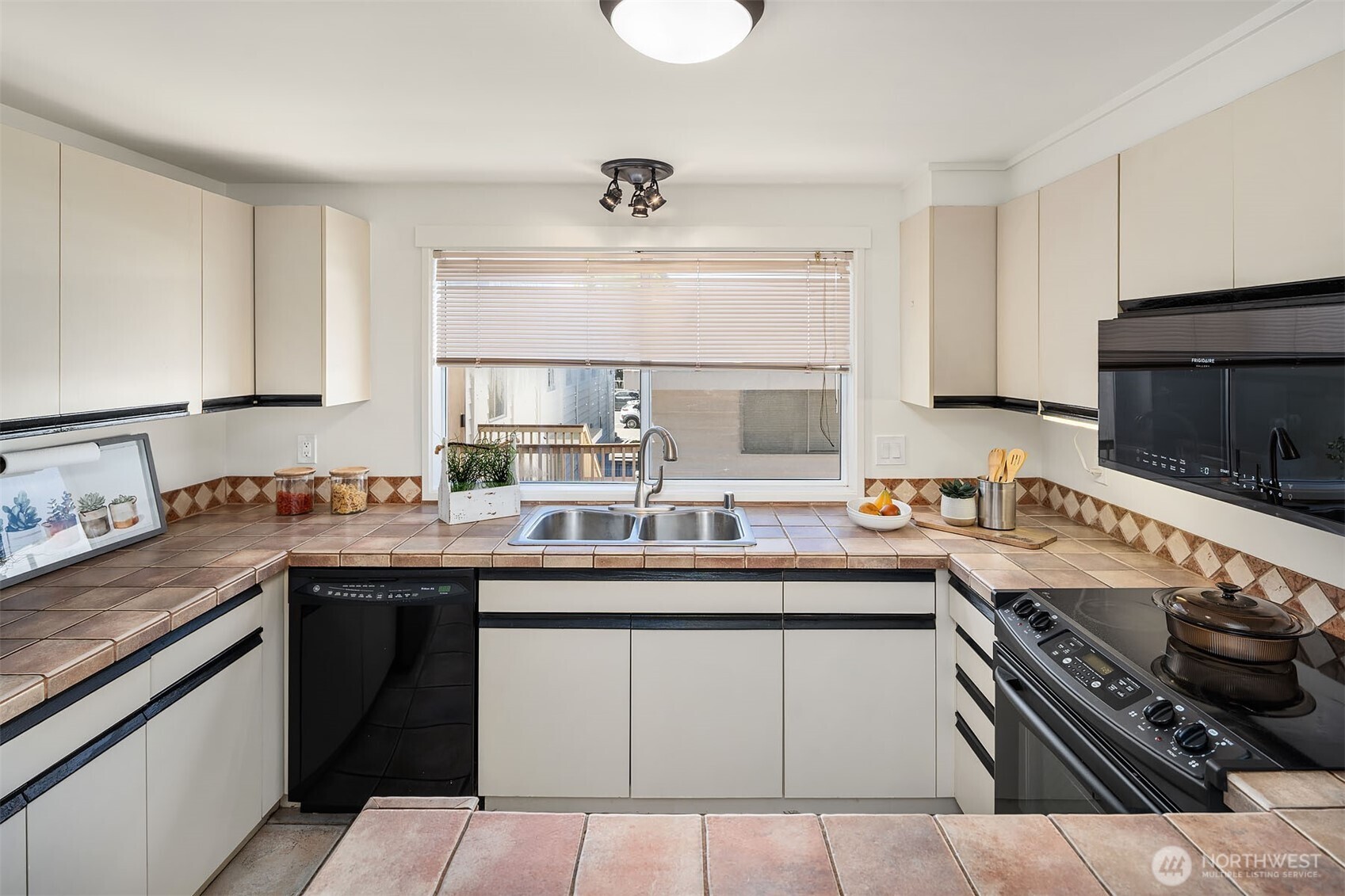 611 Bell Street Unit: 1
