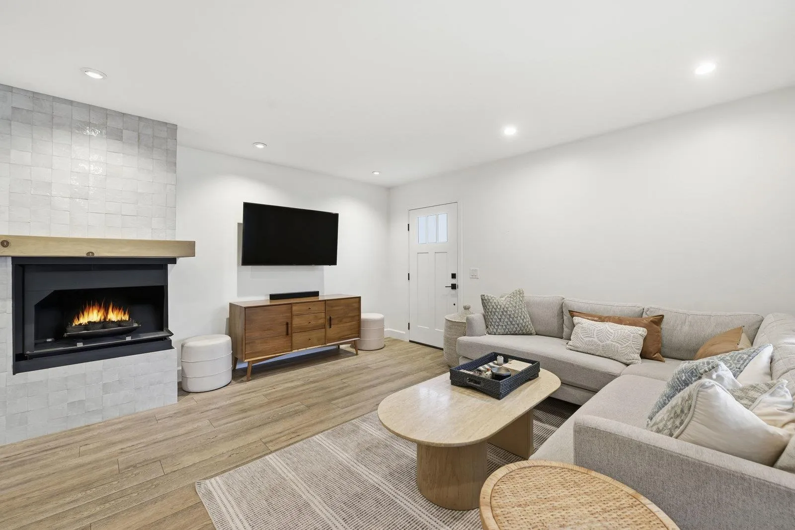 1422 Caminito Septimo