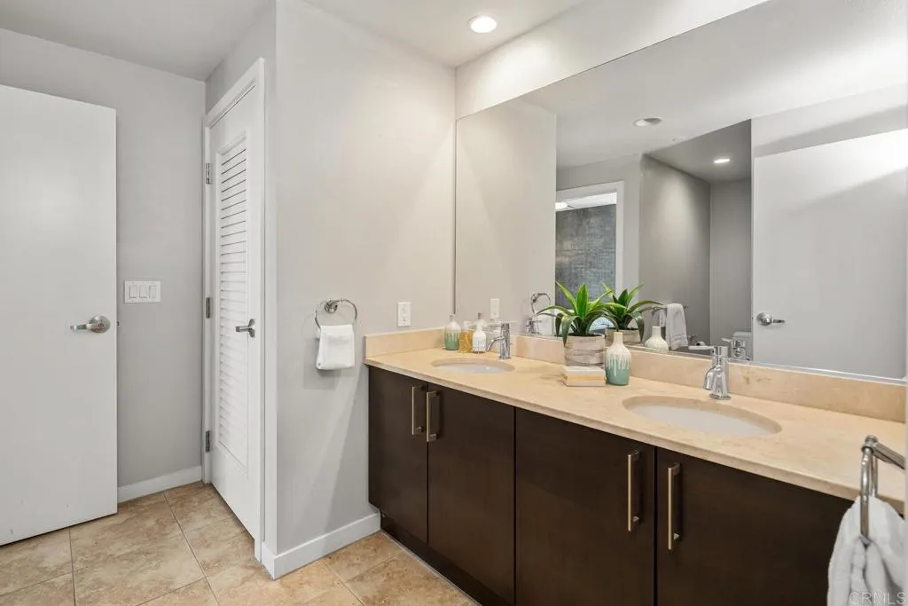 800 The Mark Lane Unit 602