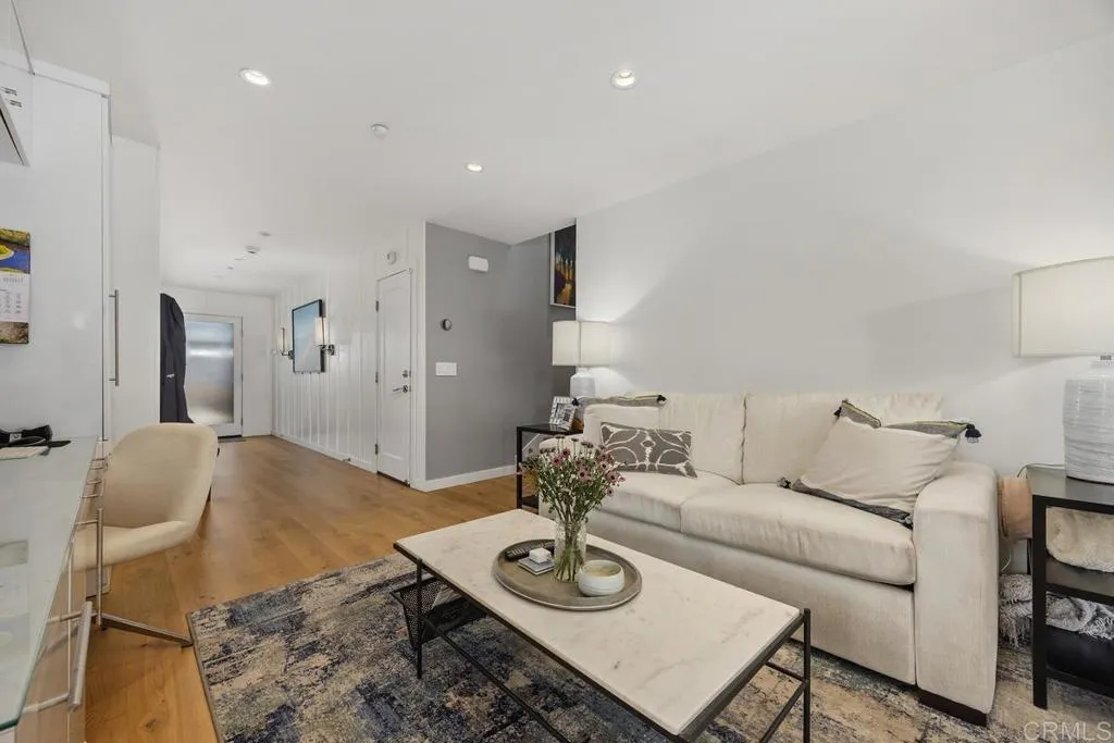 27 E E Street