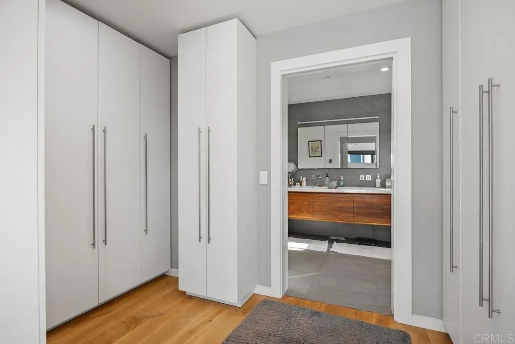 27 E E Street
