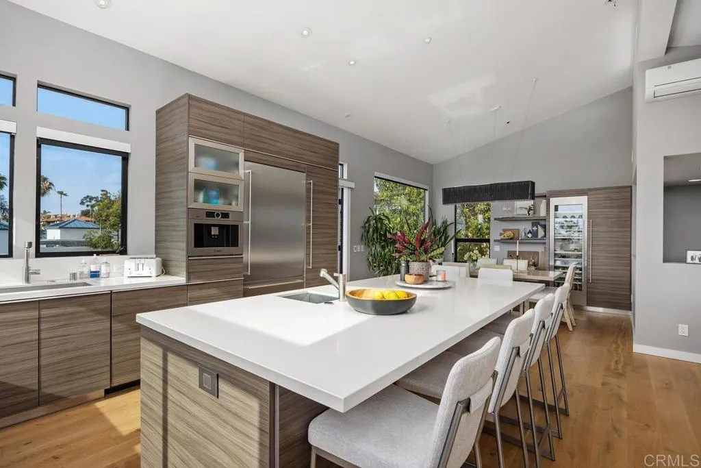 27 E E Street