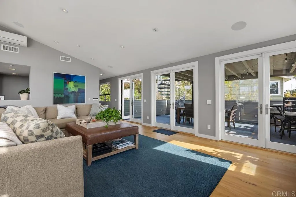 27 E E Street