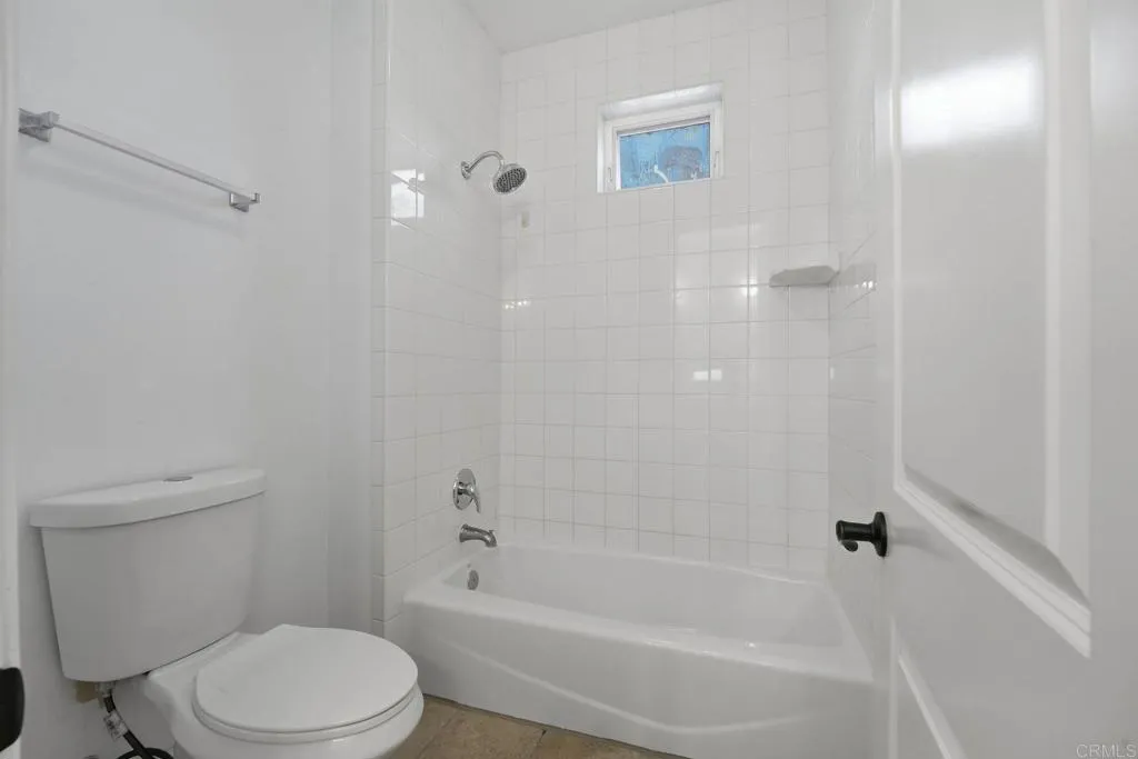 2556 La Costa Avenue