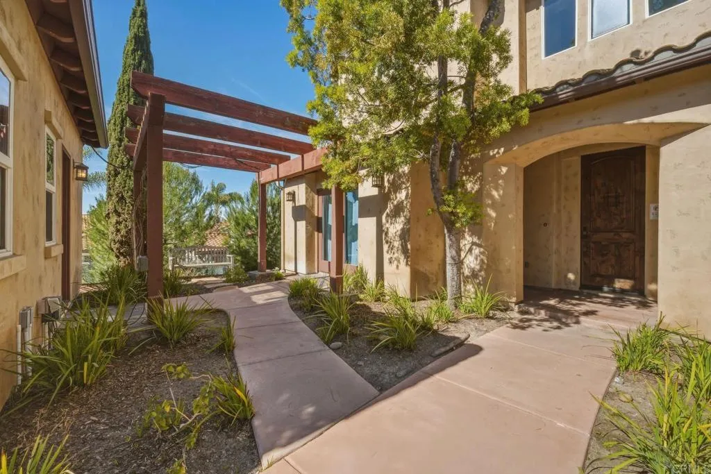 2556 La Costa Avenue