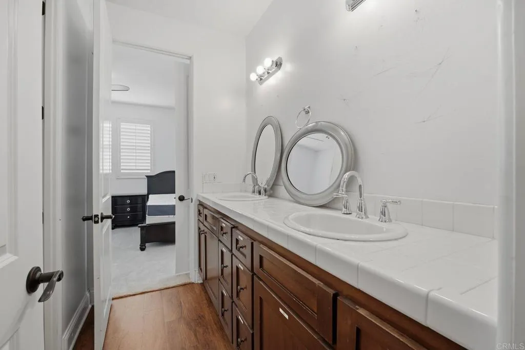 2556 La Costa Avenue