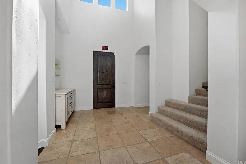 2556 La Costa Avenue