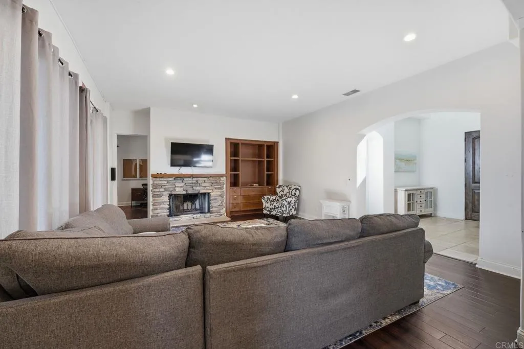 2556 La Costa Avenue