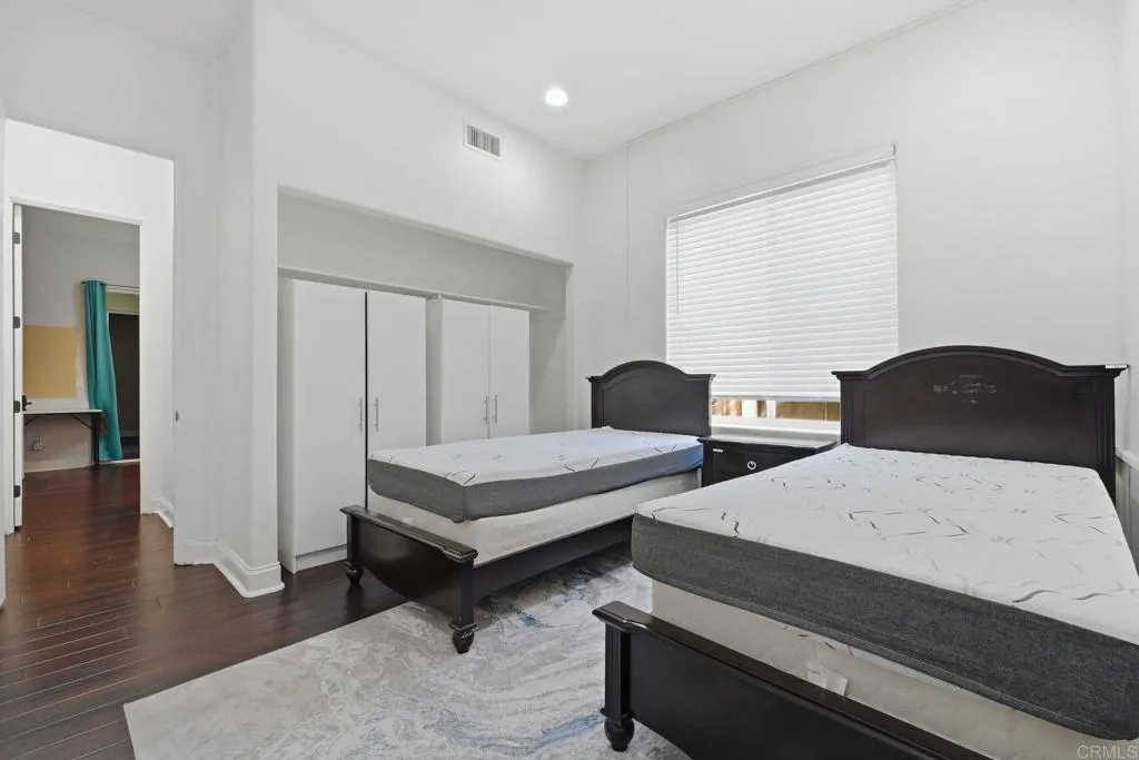 2556 La Costa Avenue