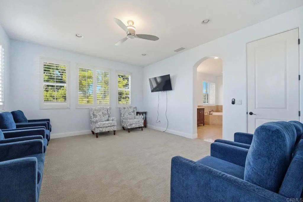 2556 La Costa Avenue