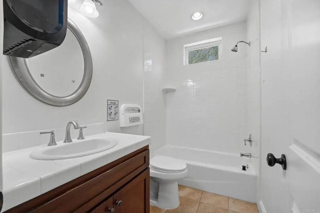 2556 La Costa Avenue