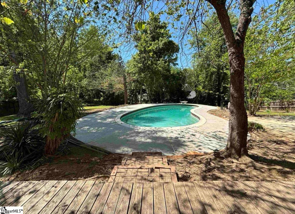 112 Meadowbrook Drive