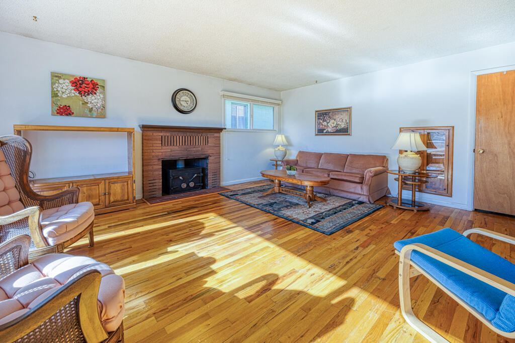 2445 Vine Avenue
