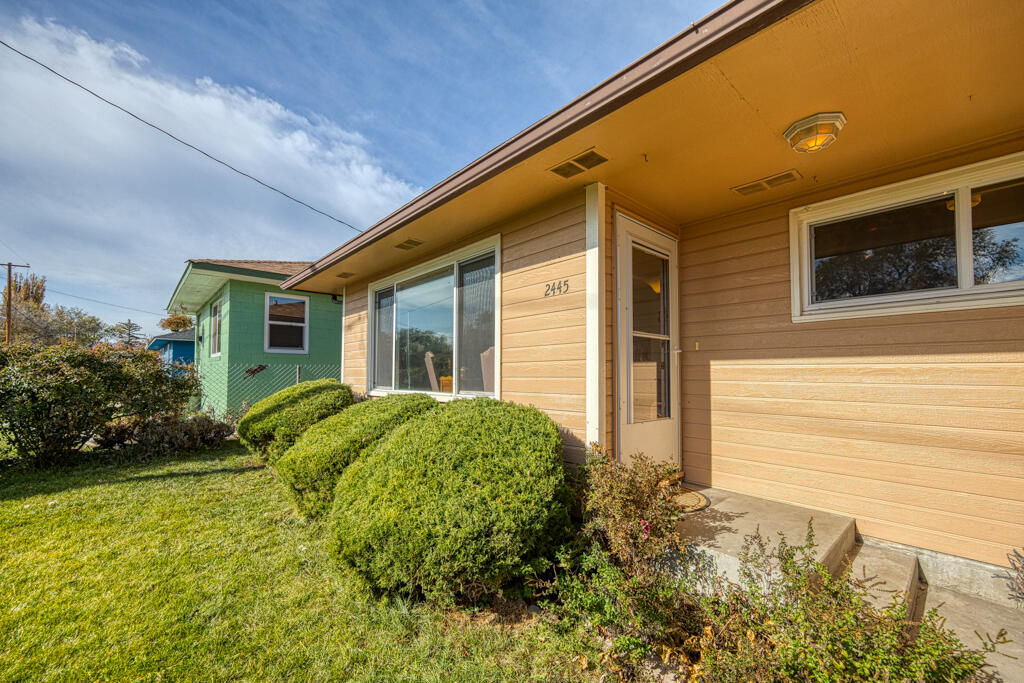 2445 Vine Avenue