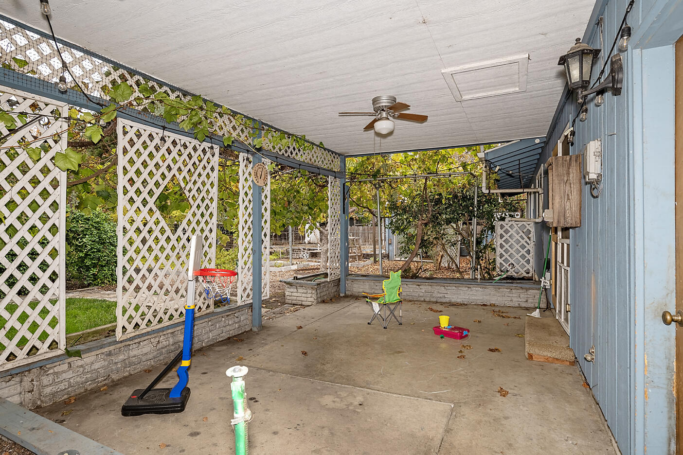 909 Comet Way
