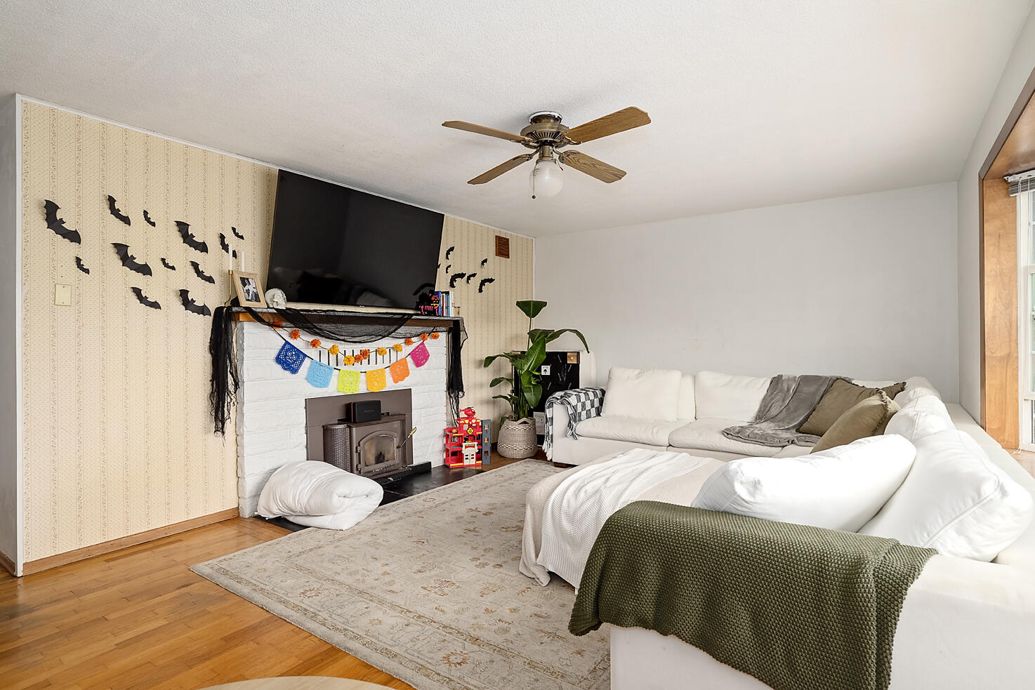909 Comet Way