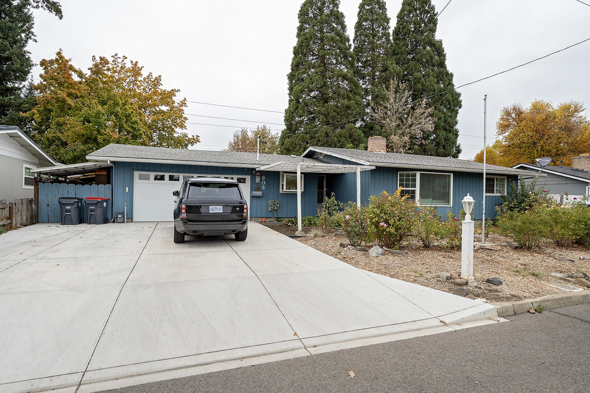909 Comet Way