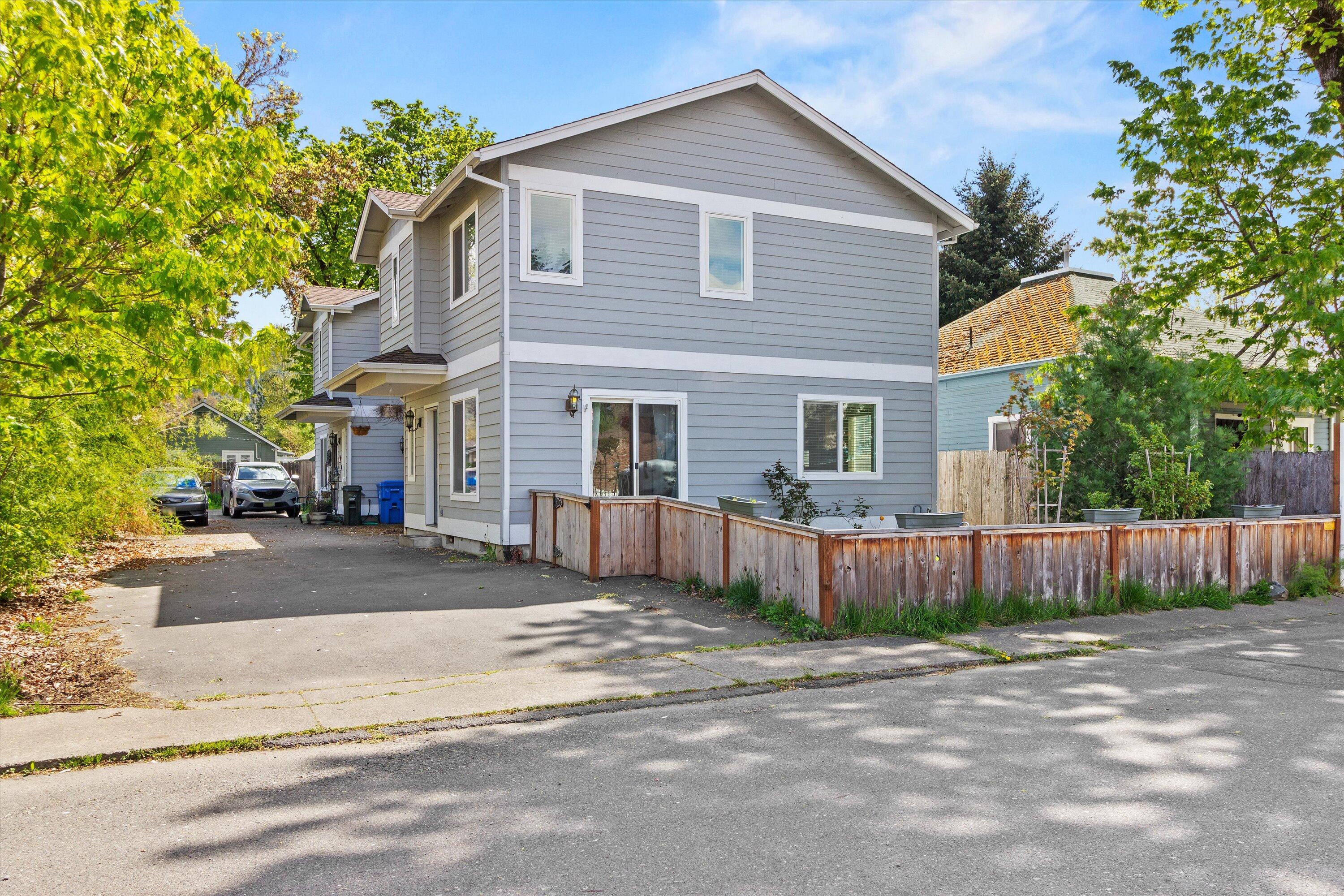 212 Oak Street Street, (A & B)