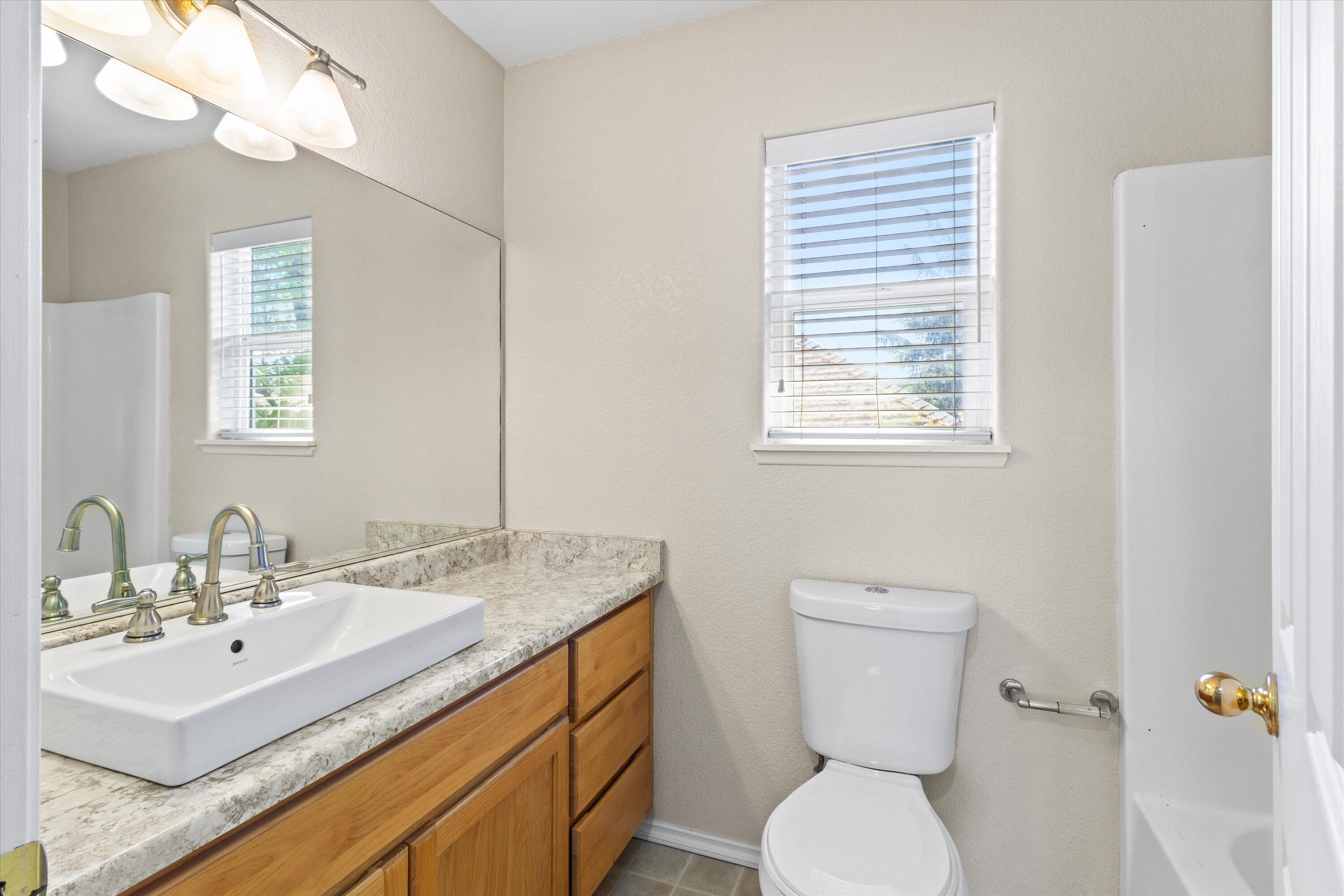 212 Oak Street Street, (A & B)