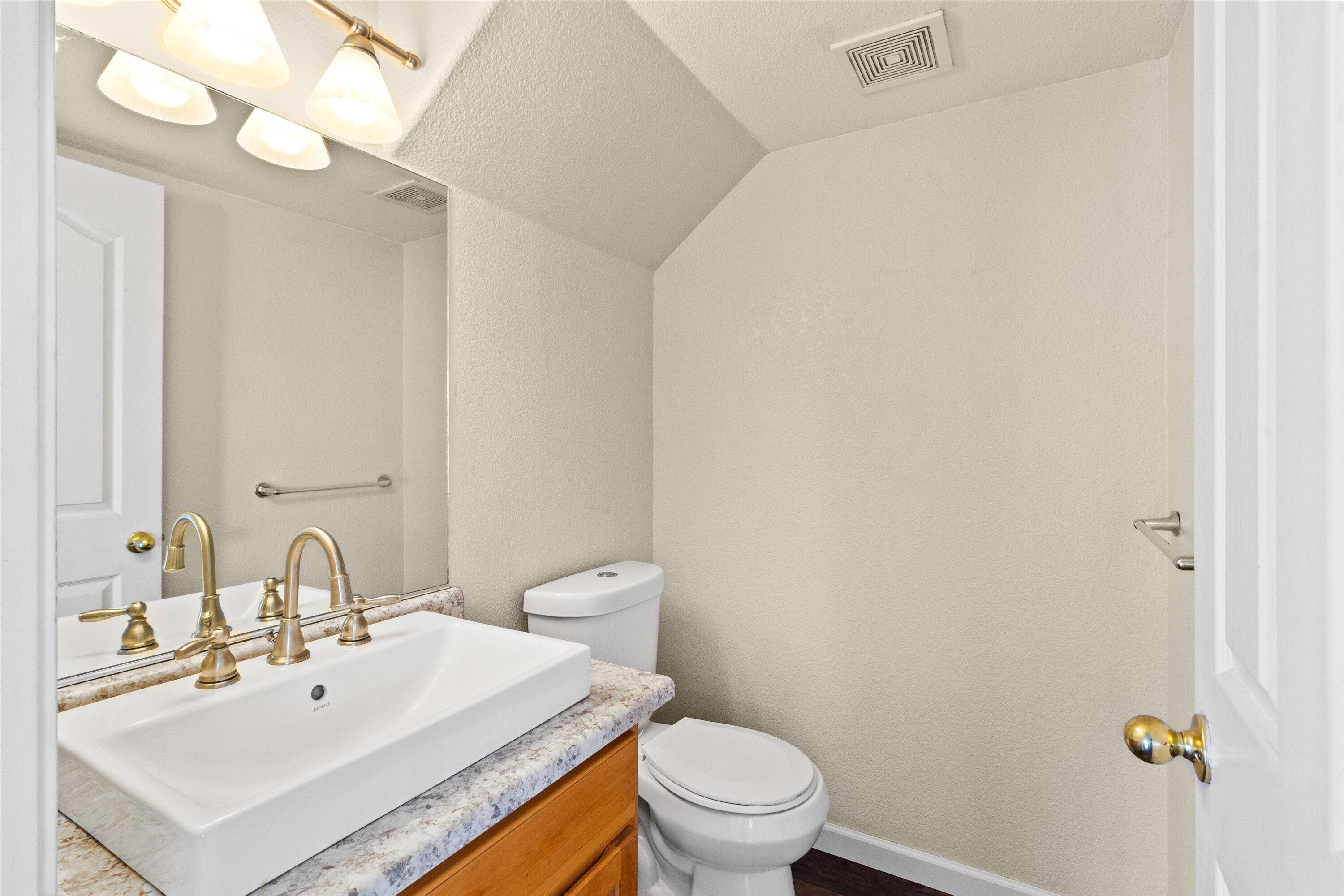 212 Oak Street Street, (A & B)