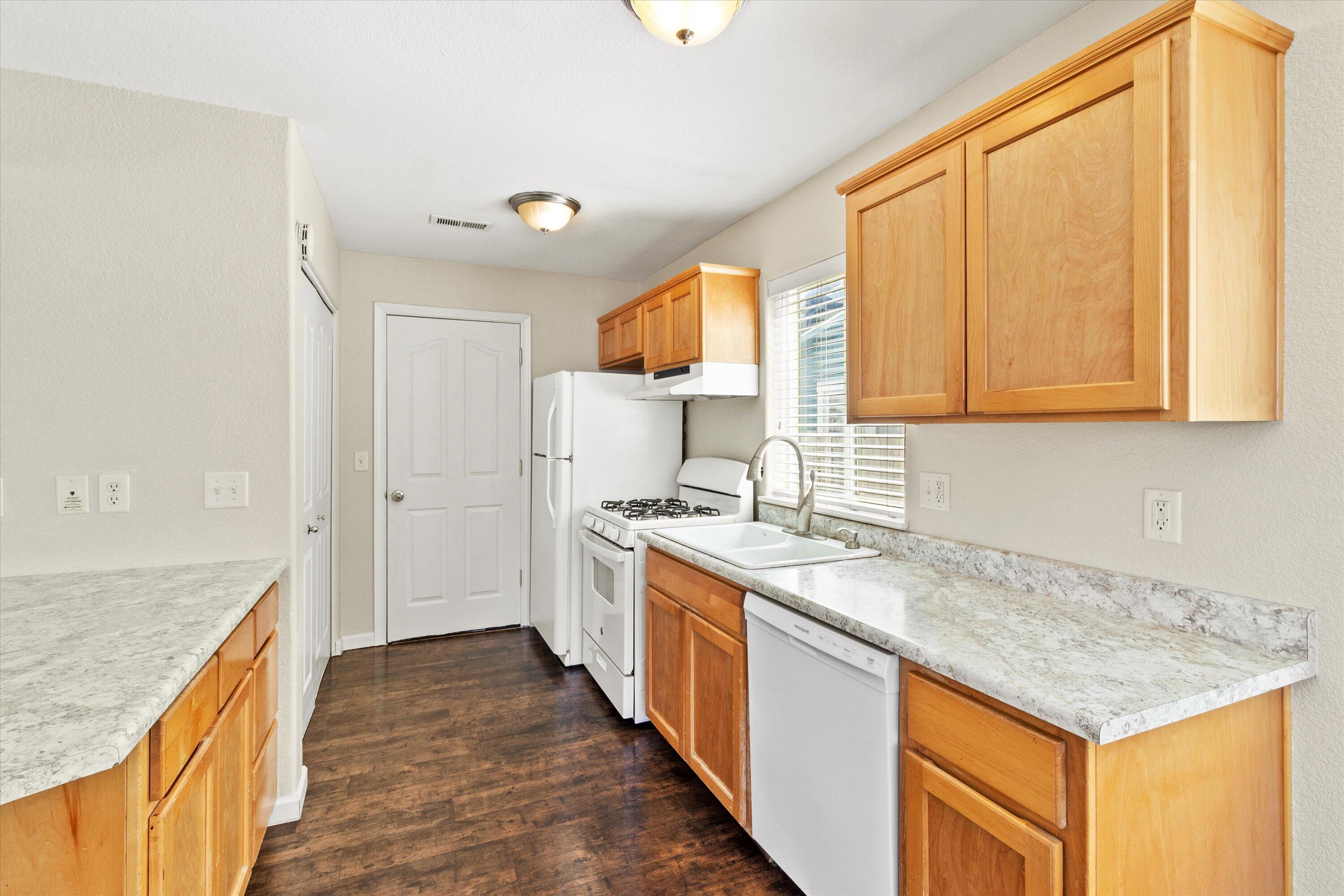 212 Oak Street Street, (A & B)