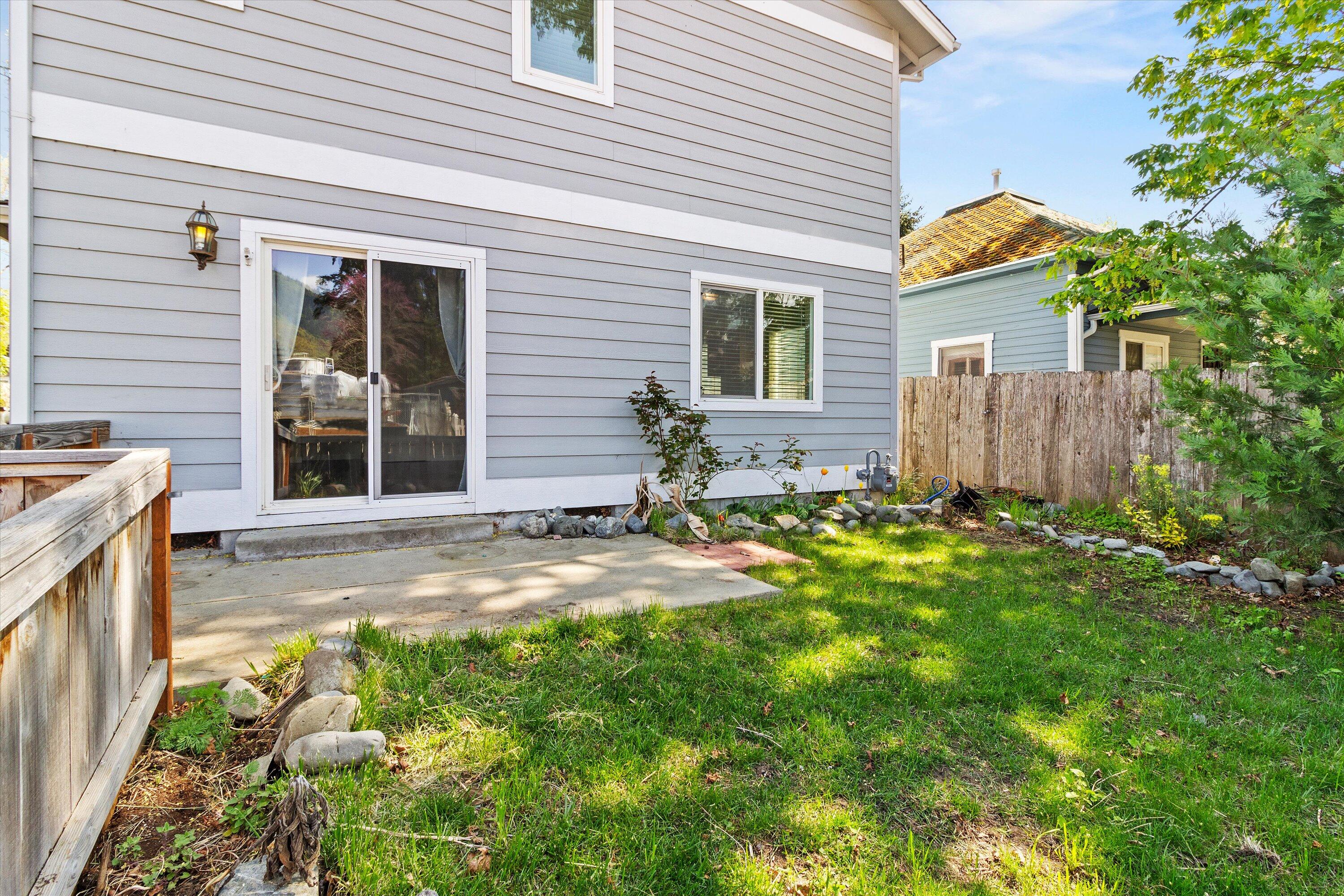 212 Oak Street Street, (A & B)