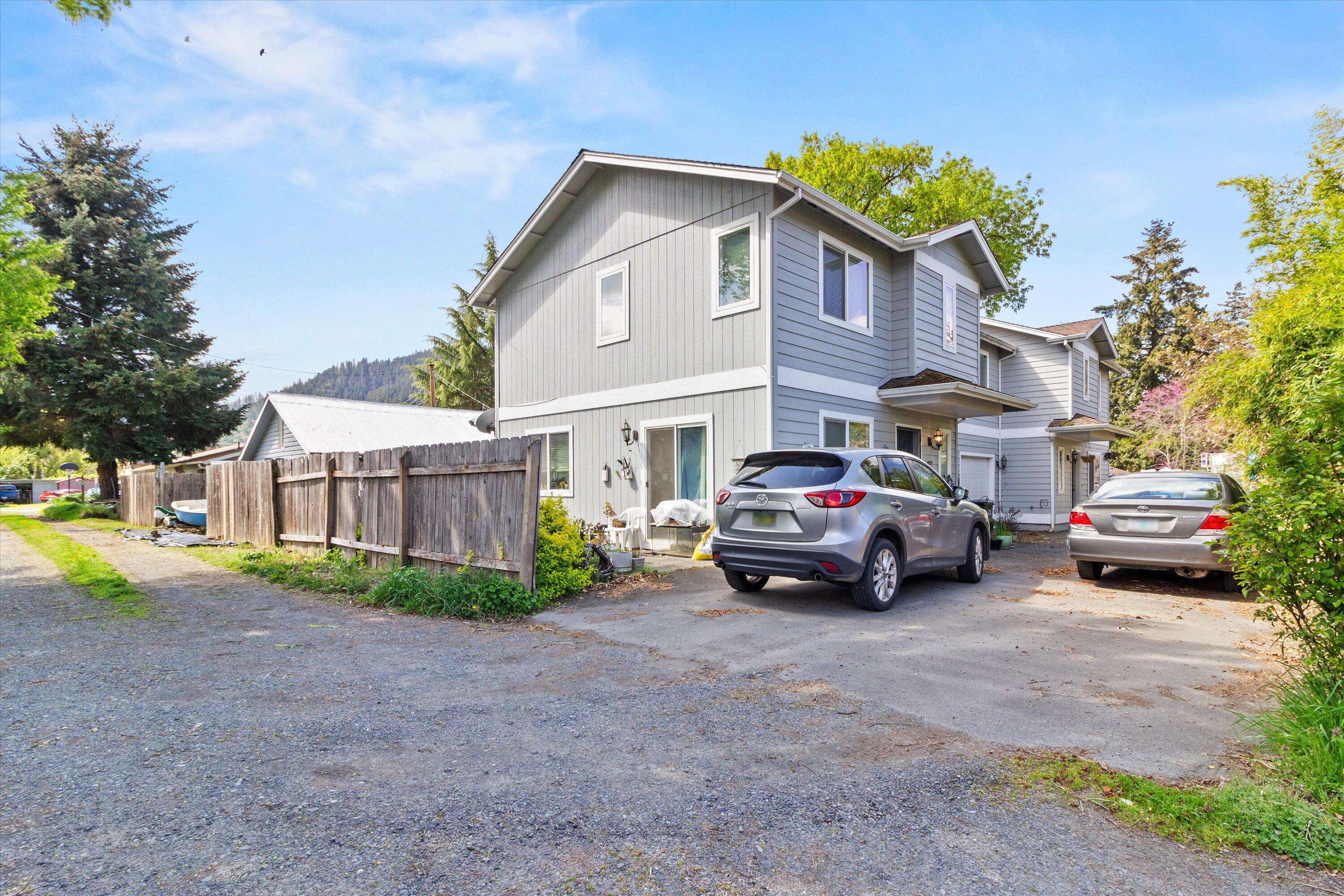 212 Oak Street Street, (A & B)