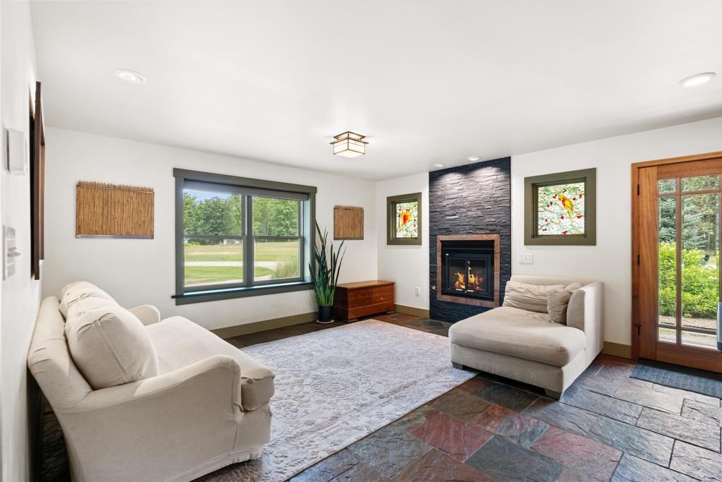 5546 Valley Road