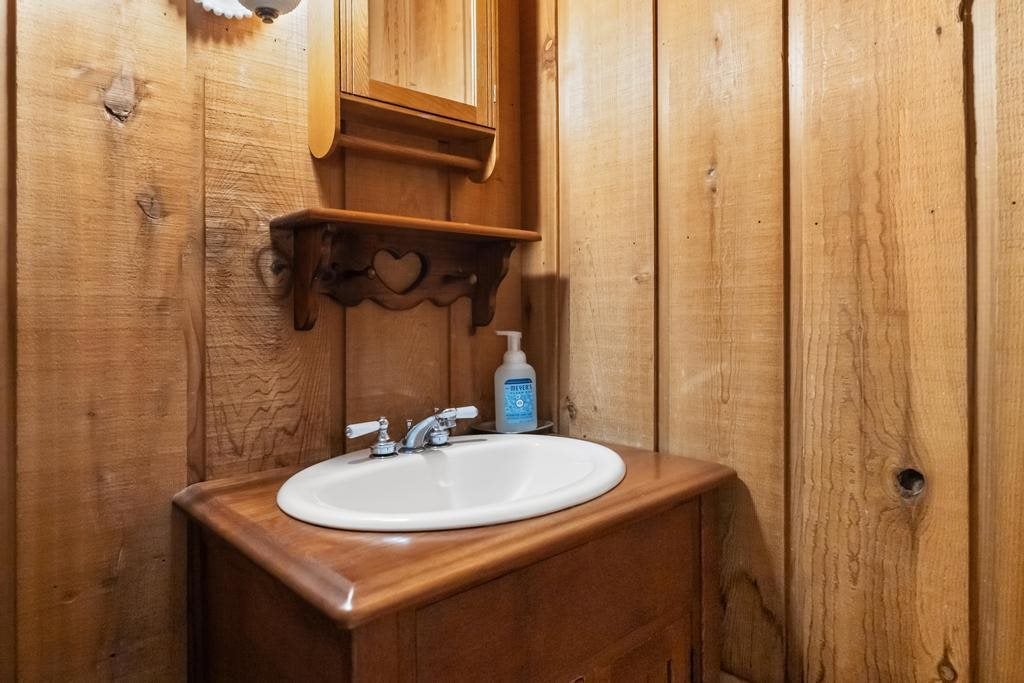9770 Hemlock Trail