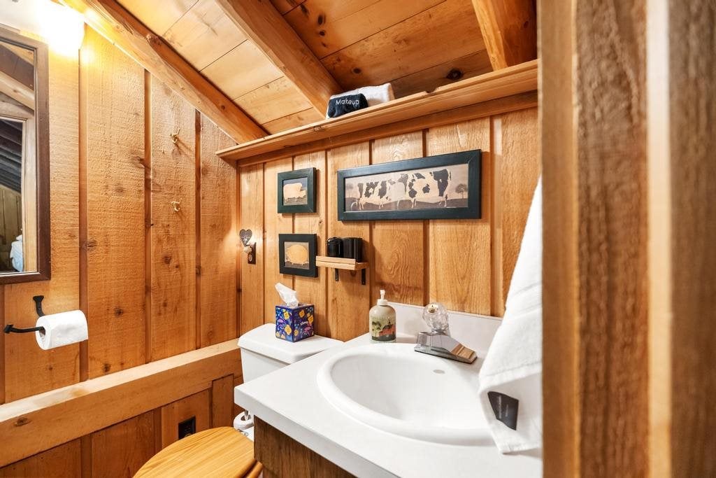 9770 Hemlock Trail