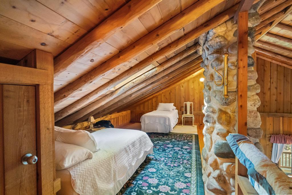 9770 Hemlock Trail
