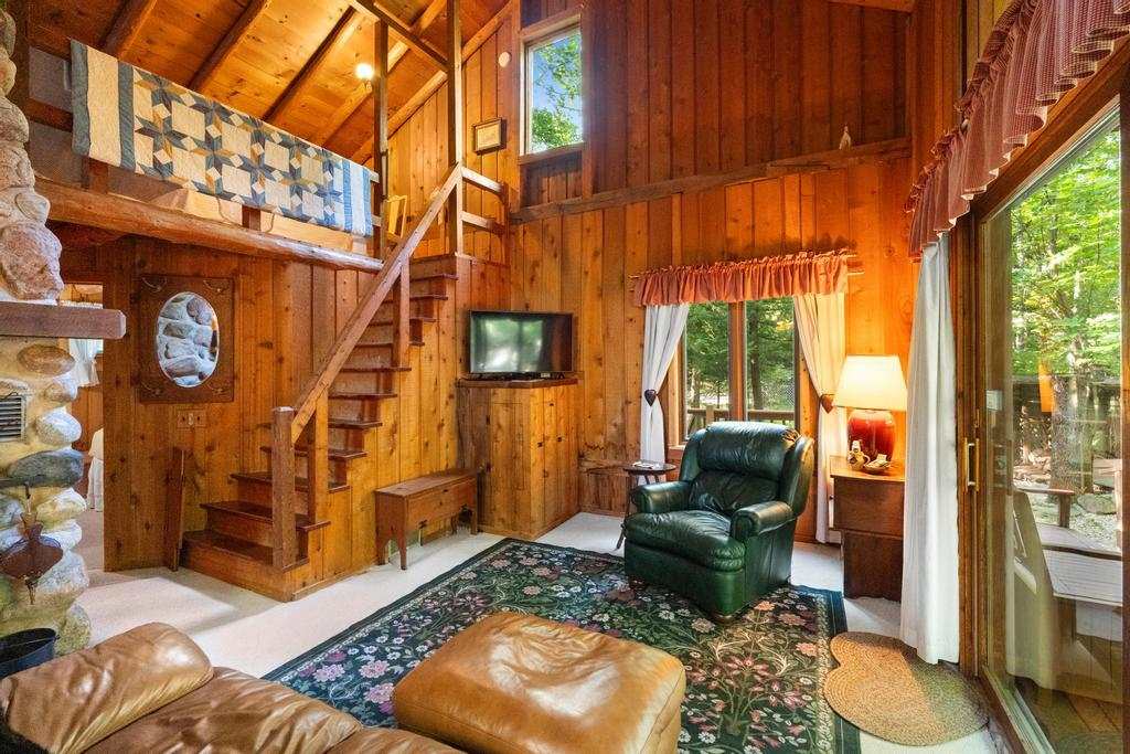 9770 Hemlock Trail