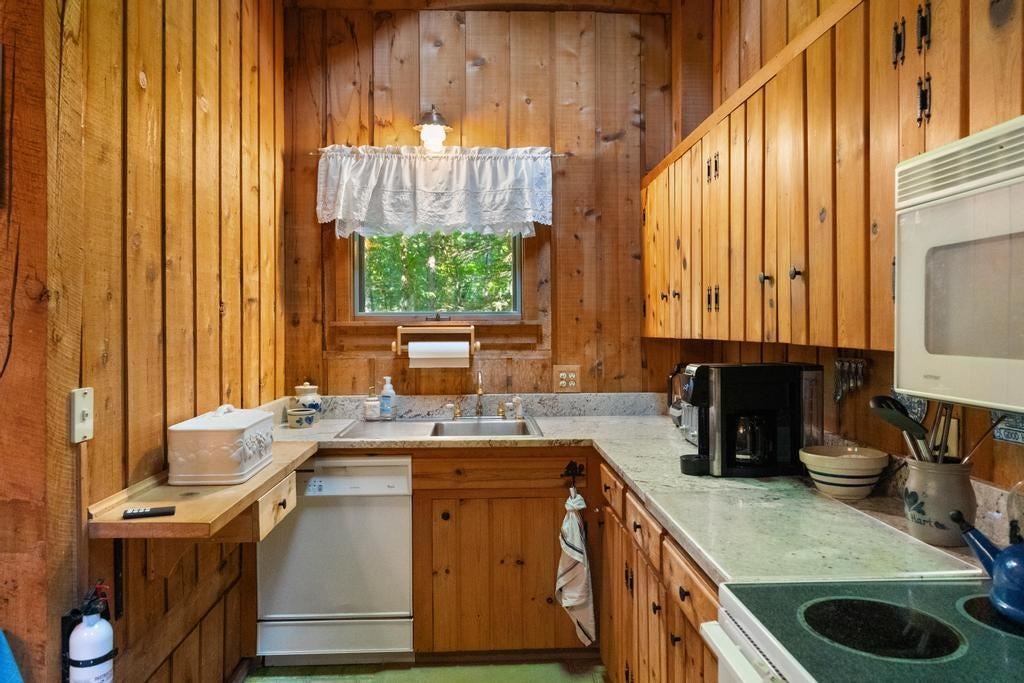 9770 Hemlock Trail